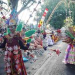 Pawai Budaya Lombok-Sumbawa menghadirkan peserta dengan mengenakan busana berbahan sampah (Suara NTB/bay)