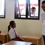 Gubernur NTB, H. Zulkieflimansyah berbincang dengan anak-anak SD di sela peresmian enam sekolah di Kabupaten Lombok Utara, Rabu, 18 September 2019 kemarin. (Suara NTB/ist)
